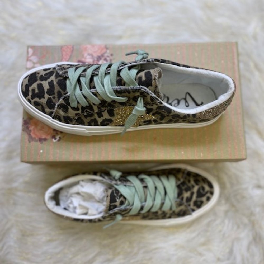 Lace up Sneaker